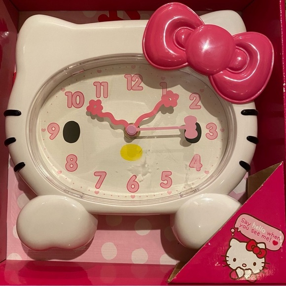 New!! HELLO KITTY 2008 Wall Clock 7”x8” - Picture 2 of 9
